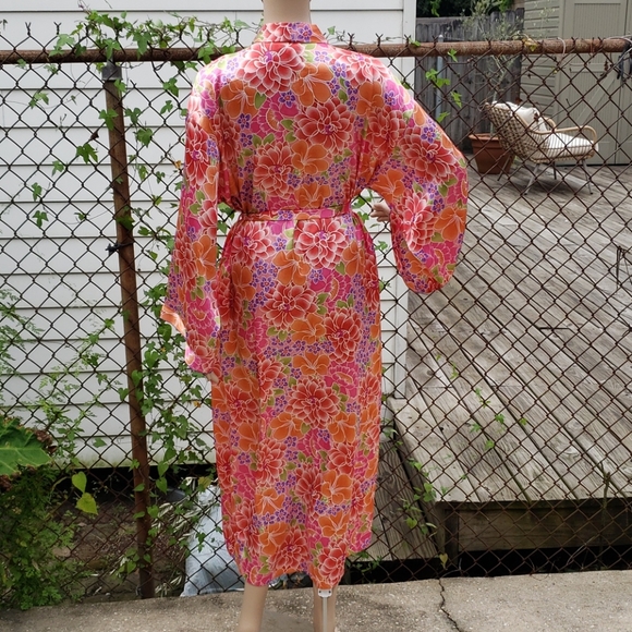 Large Cruz Floral Design Robe - Picture 4 of 5